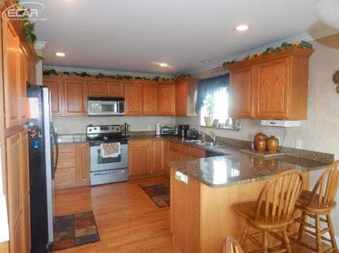 5515 Coldwater Road Flint, MI 48504 - Photo 12 of 44 20435865-11.JPG