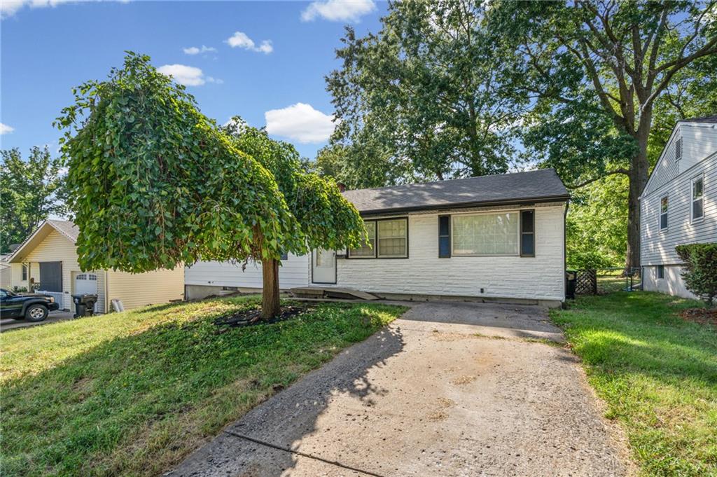 3916 South Spring Street Independence, MO 64055 - Photo 2 of 35 Gallery Image 2