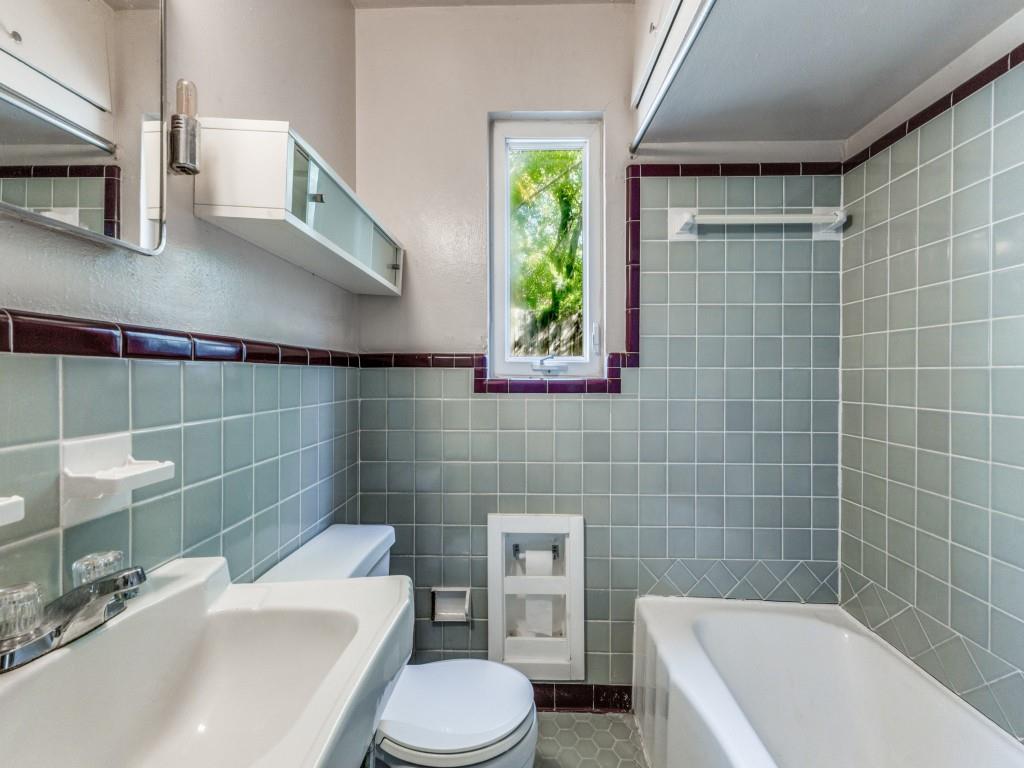 9127 San Fernando Way Dallas, TX 75218 - Photo 10 of 12 a bathroom with a sink a toilet a window and bathtub