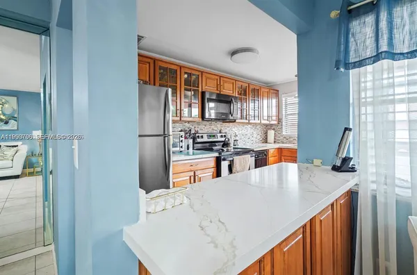 $1,500 | 180 Northeast 12th Avenue, Unit 14E, Hallandale Beach, FL 33009