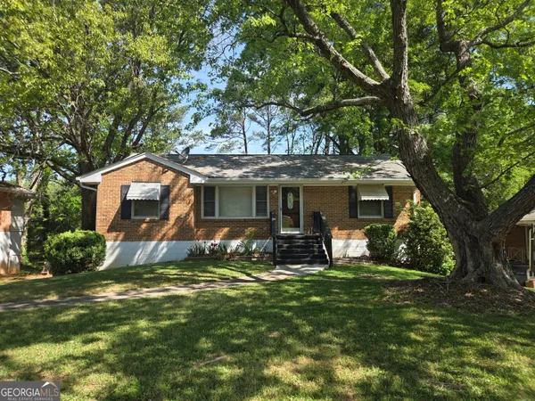 a view of a house with a yard