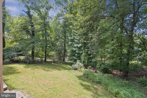 a view of a back yard