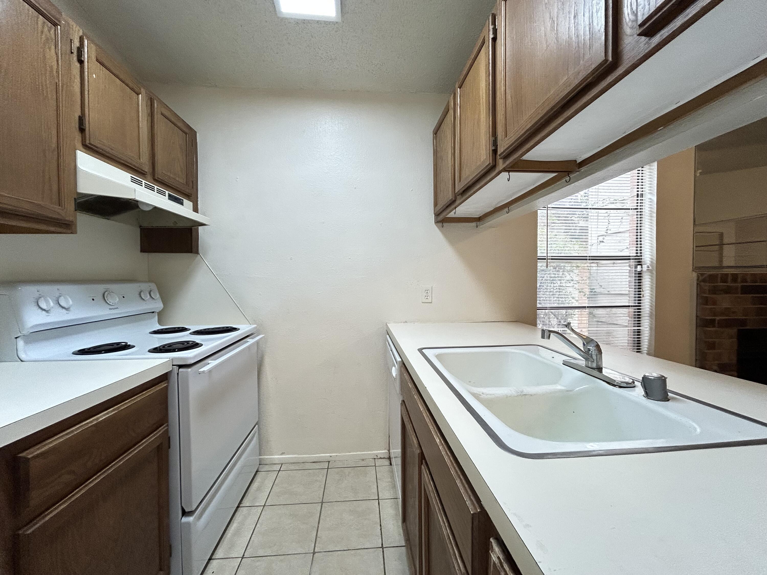 139 North Troy Avenue, Unit B Lubbock, TX 79416 - Photo 6 of 9 a kitchen that has a sink and a stove