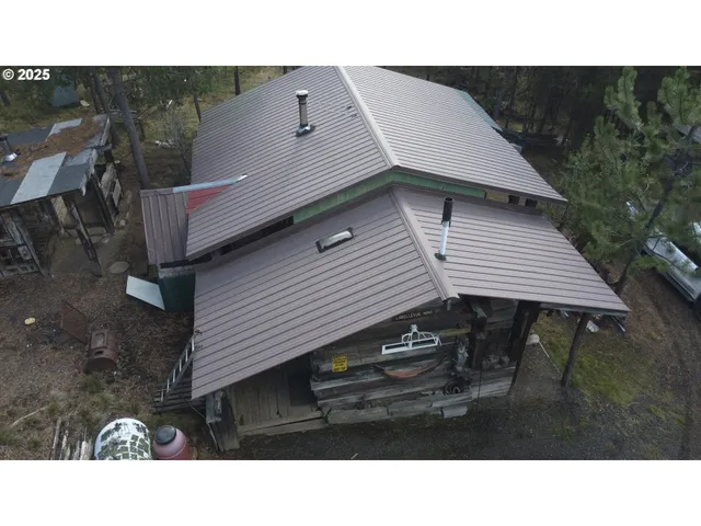 a view of entryway with a front door
