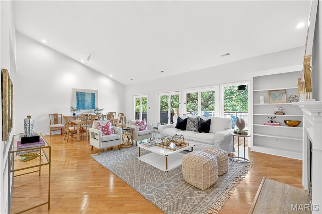 155 North Hanley Road, Unit 305 St. Louis, MO 63105 - Photo 2 of 20