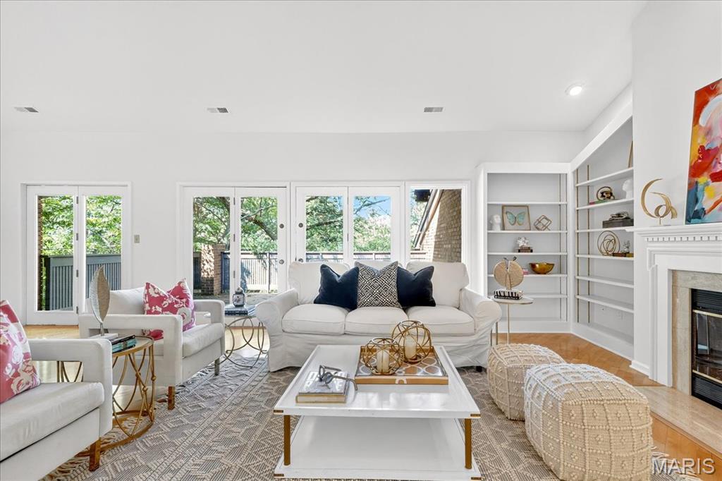 155 North Hanley Road, Unit 305 St. Louis, MO 63105 - Photo 3 of 20