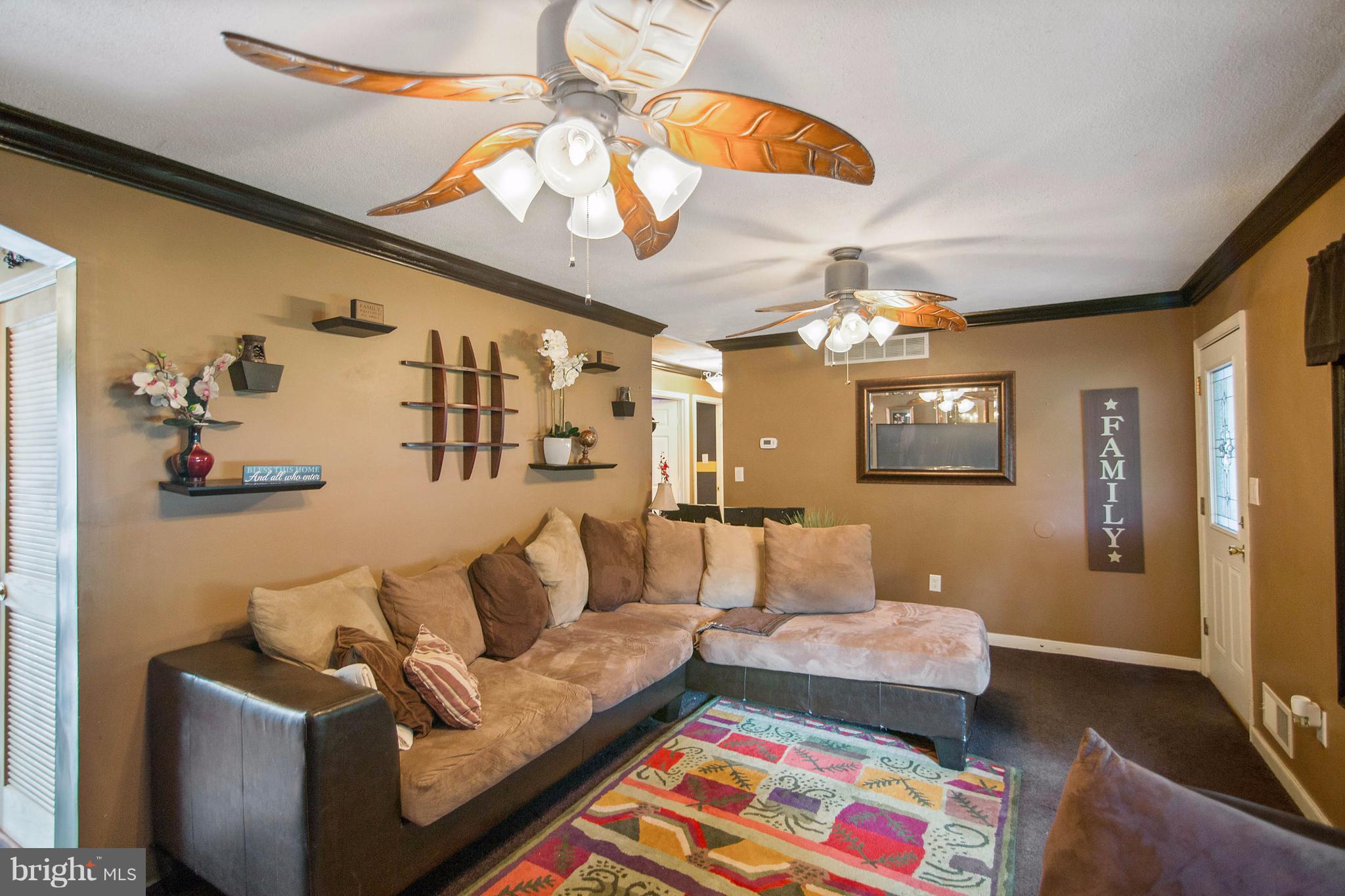 3673 Hineline Road Baltimore, MD 21229 - Photo 5 of 30 Living Room