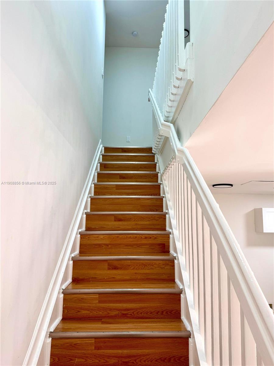 13942 Northeast 2nd Avenue, Unit 2B Miami, FL 33161 - Photo 6 of 10 a view of entryway