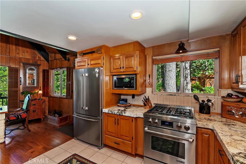 158 Golf Course Road Lake Arrowhead, CA 92391 - Photo 14 of 75 a kitchen with stainless steel appliances granite countertop a stove refrigerator and microwave