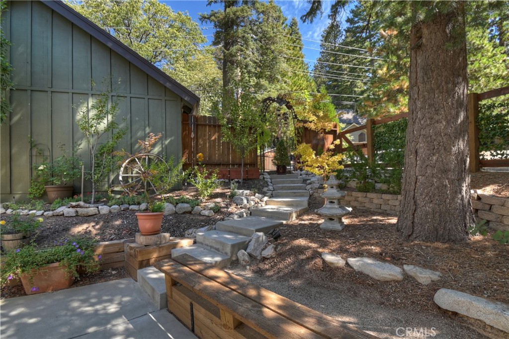 158 Golf Course Road Lake Arrowhead, CA 92391 - Photo 2 of 75 a view of a backyard with plants and large trees