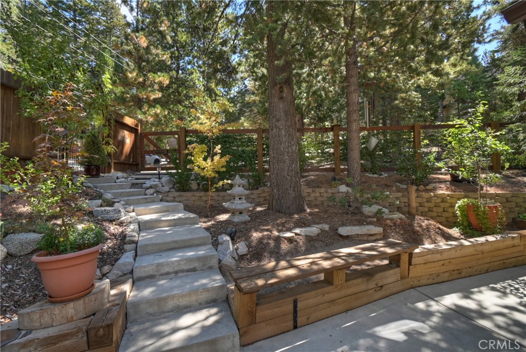 158 Golf Course Road Lake Arrowhead, CA 92391 - Photo 43 of 75 a view of a backyard with sitting area