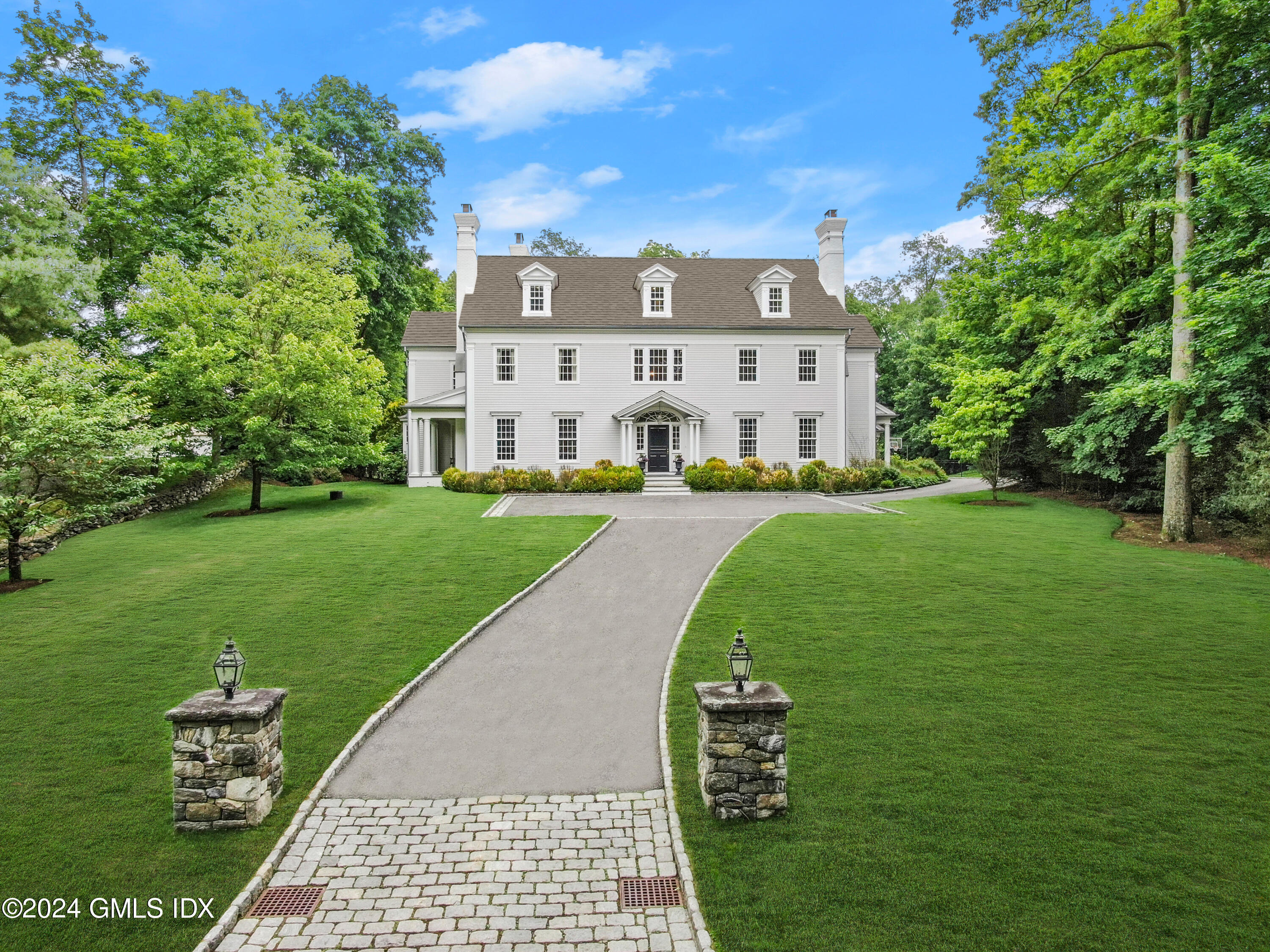 a view of house with a yard