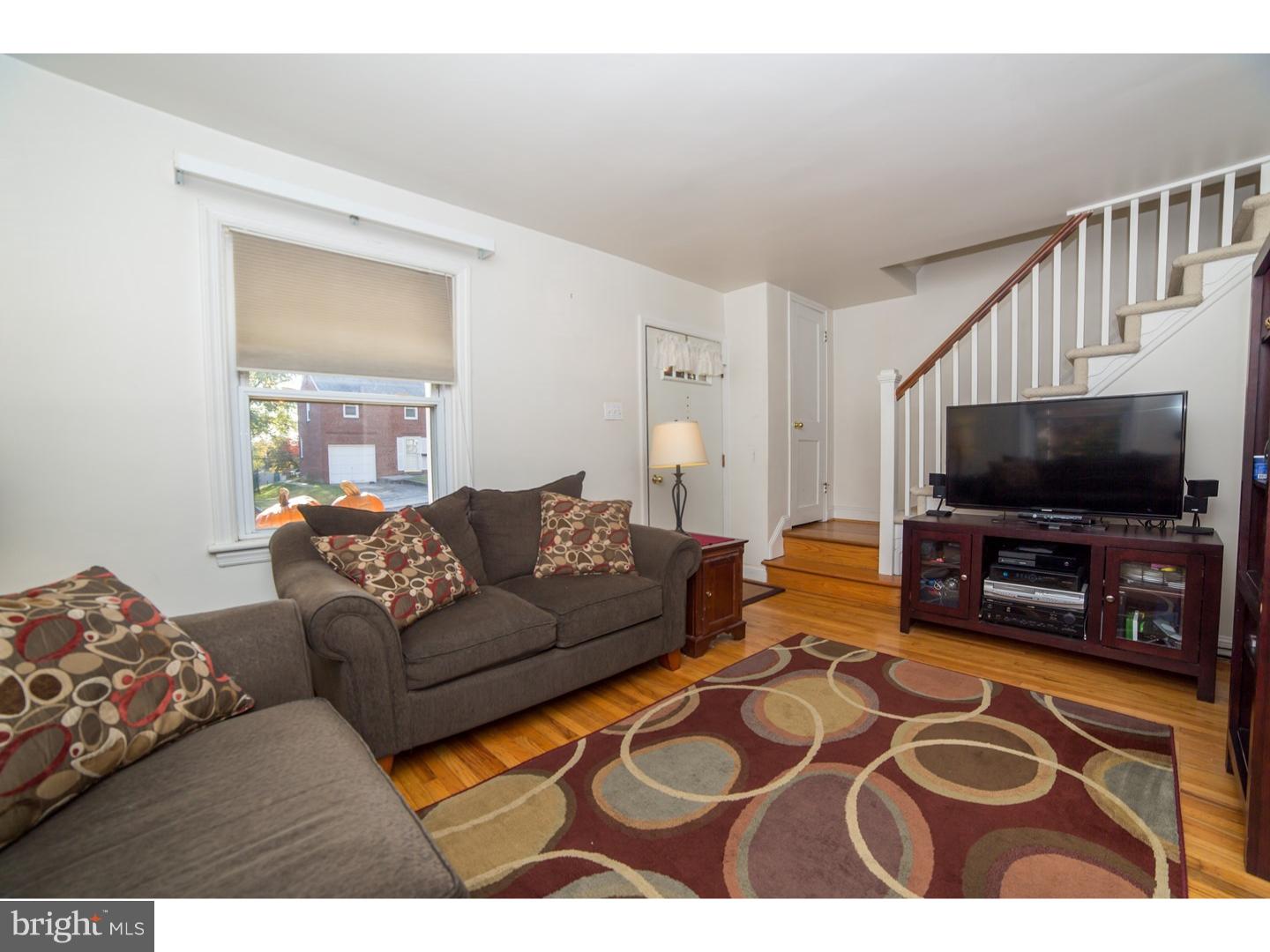 30 Harmil Road Broomall, PA 19008 - Photo 5 of 25 Living Room