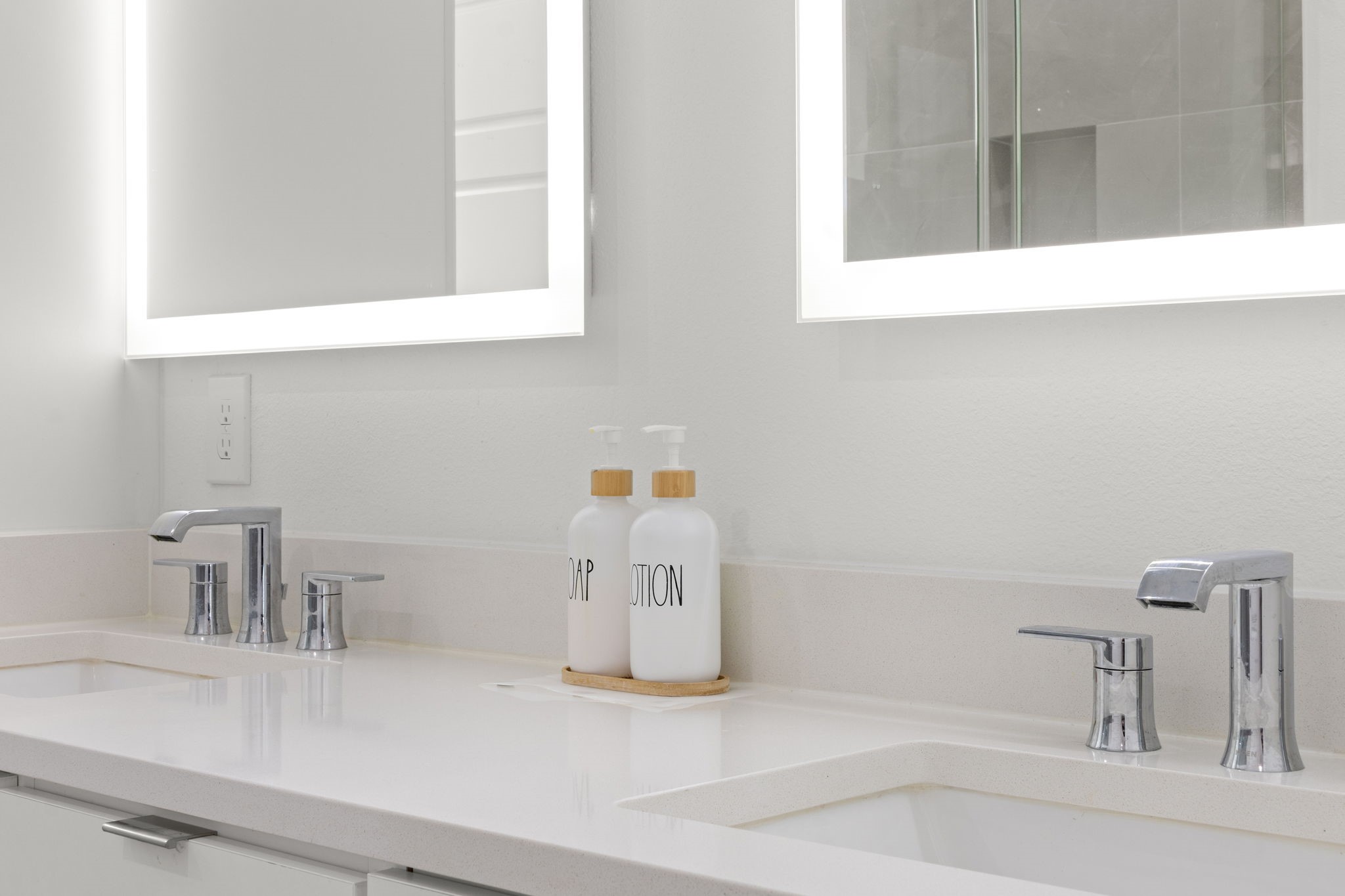 517 Schweikhardt Street Houston, TX 77020 - Photo 23 of 49 a bathroom with a sink and a mirror