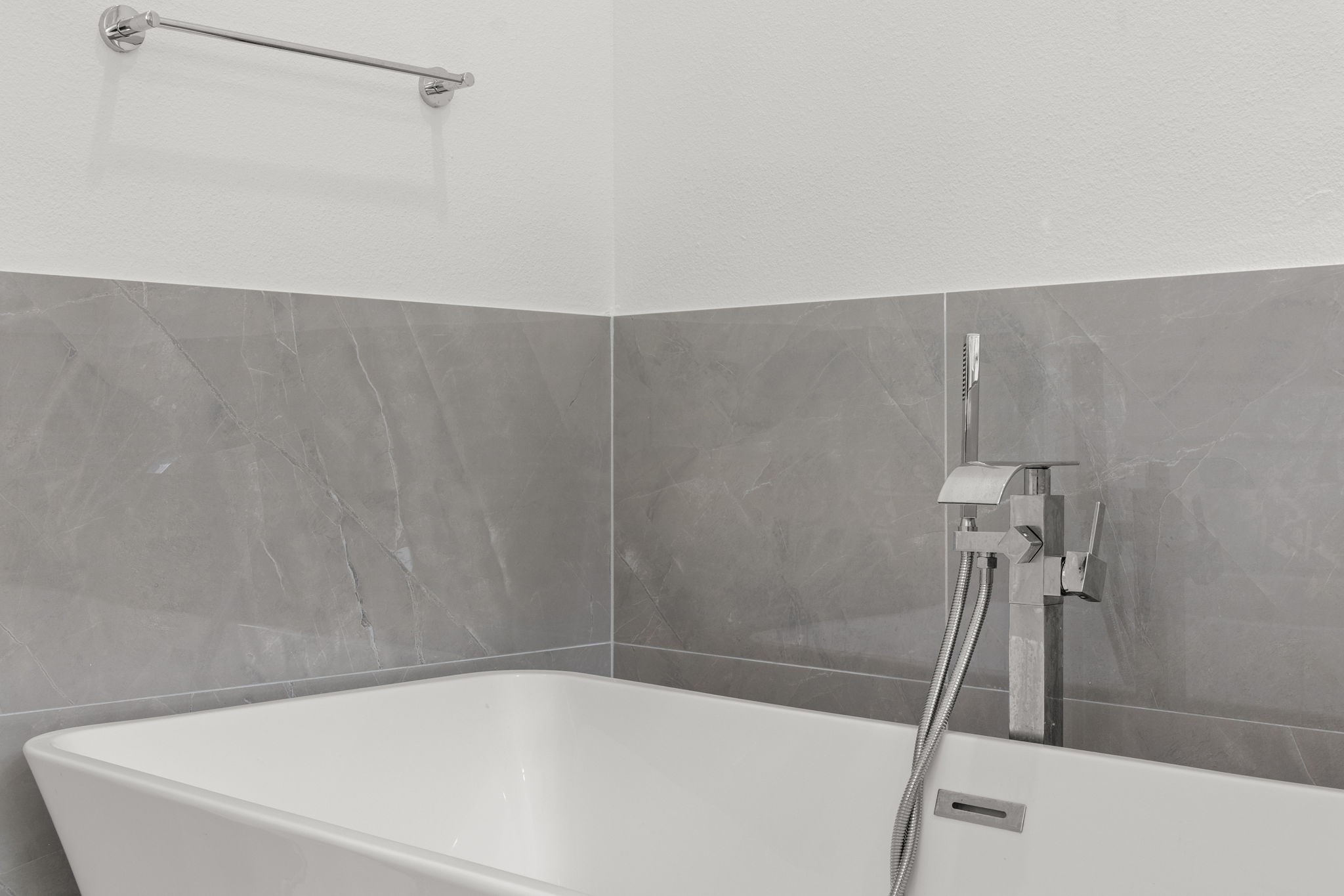 517 Schweikhardt Street Houston, TX 77020 - Photo 24 of 49 a bathroom with a bathtub