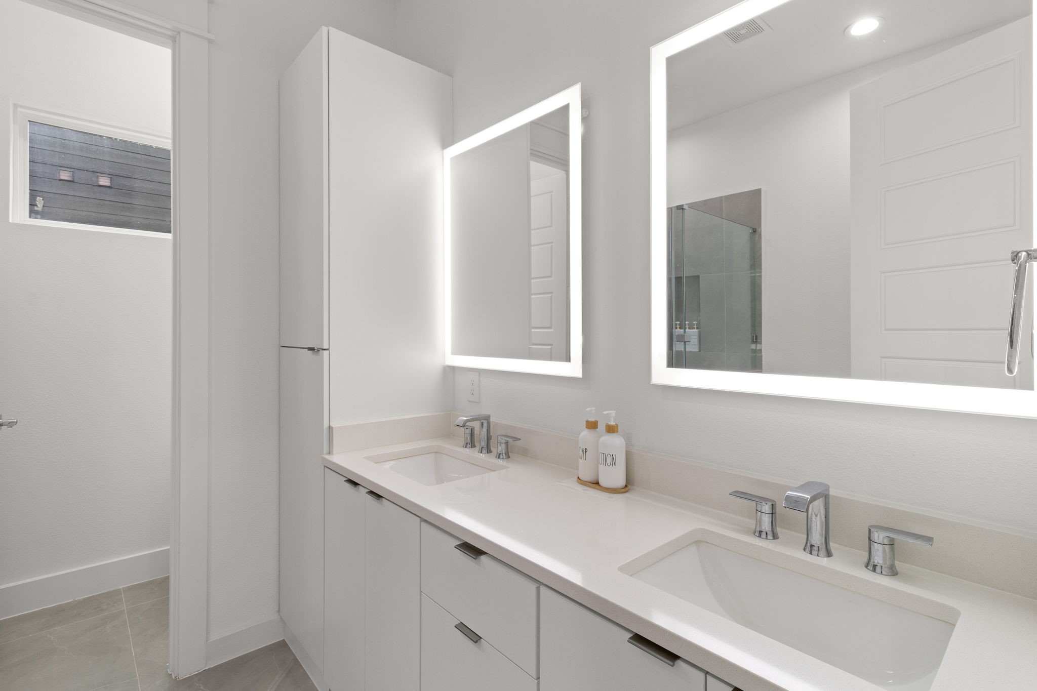 517 Schweikhardt Street Houston, TX 77020 - Photo 25 of 49 a bathroom with a sink and a mirror