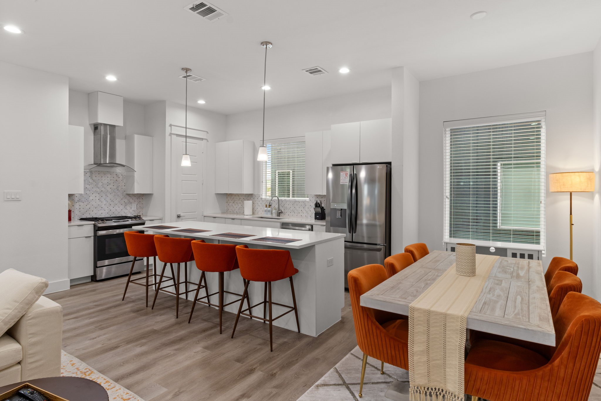 517 Schweikhardt Street Houston, TX 77020 - Photo 3 of 49 a large kitchen with a table and chairs