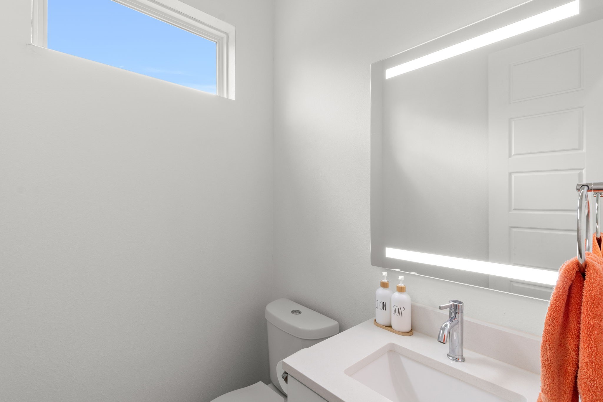 517 Schweikhardt Street Houston, TX 77020 - Photo 36 of 49 a bathroom with a sink and a toilet