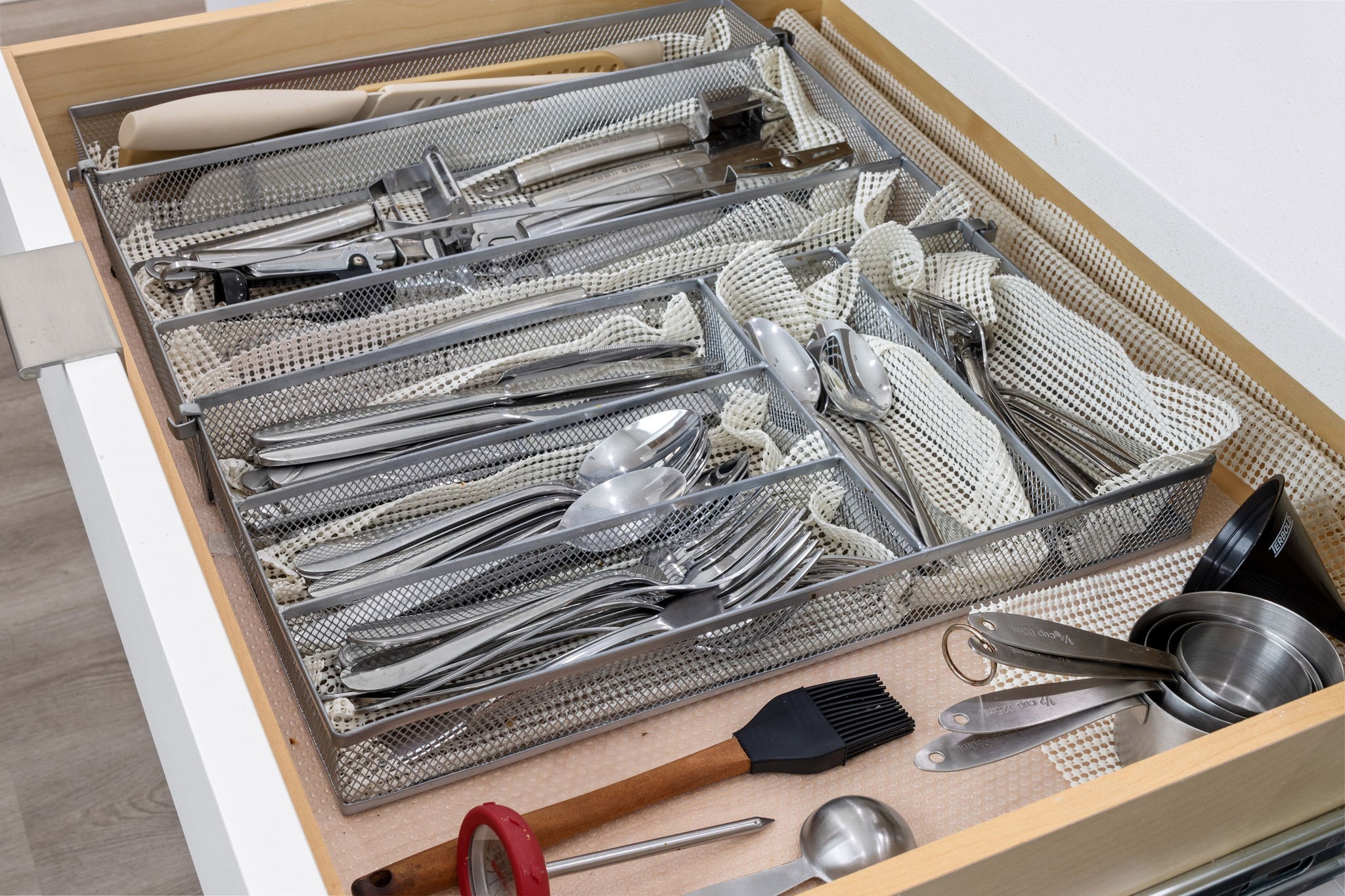 517 Schweikhardt Street Houston, TX 77020 - Photo 44 of 49 a view of dresser and mirror