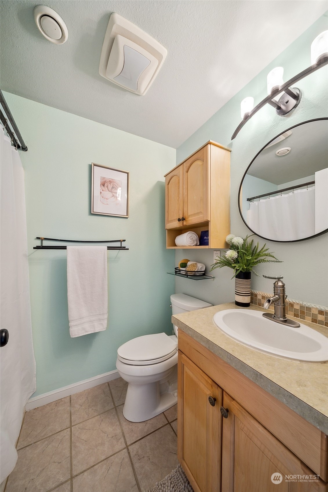 509 Harmony Lane Enumclaw, WA 98022 - Photo 12 of 22 a bathroom with a toilet a sink and mirror