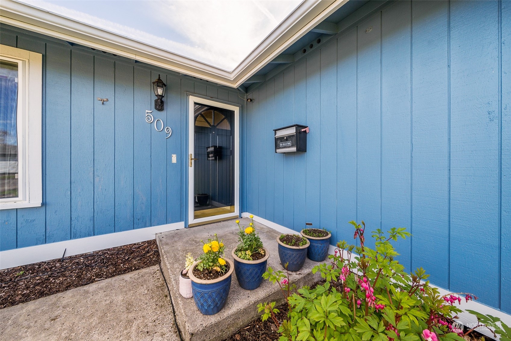 509 Harmony Lane Enumclaw, WA 98022 - Photo 2 of 22 a front view of a house