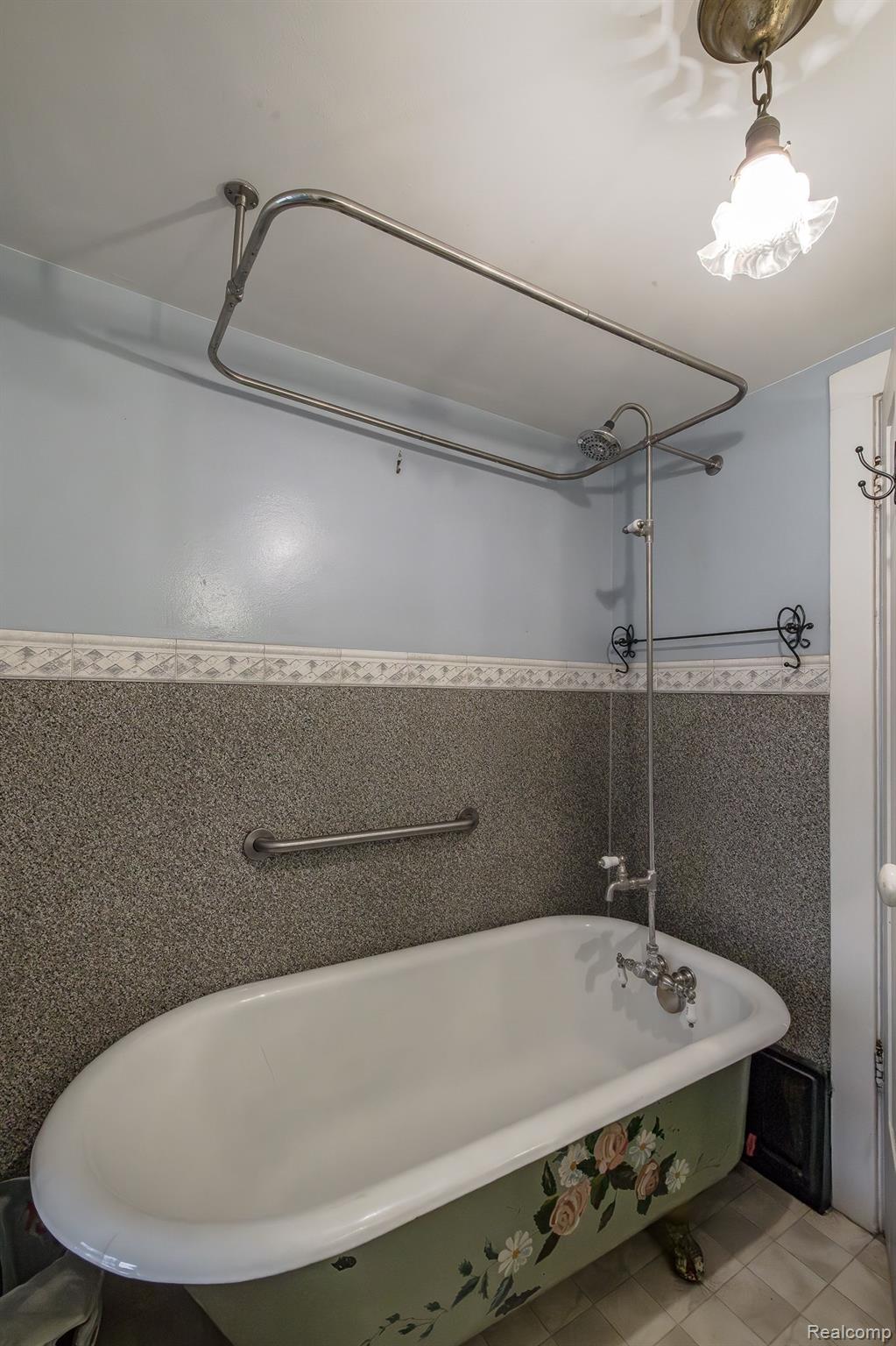 122 Sisson Street Romeo, MI 48065 - Photo 11 of 44 Entry level bathroom