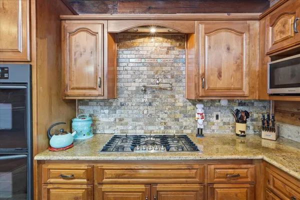 a view of entryway with workspace and livingroom view