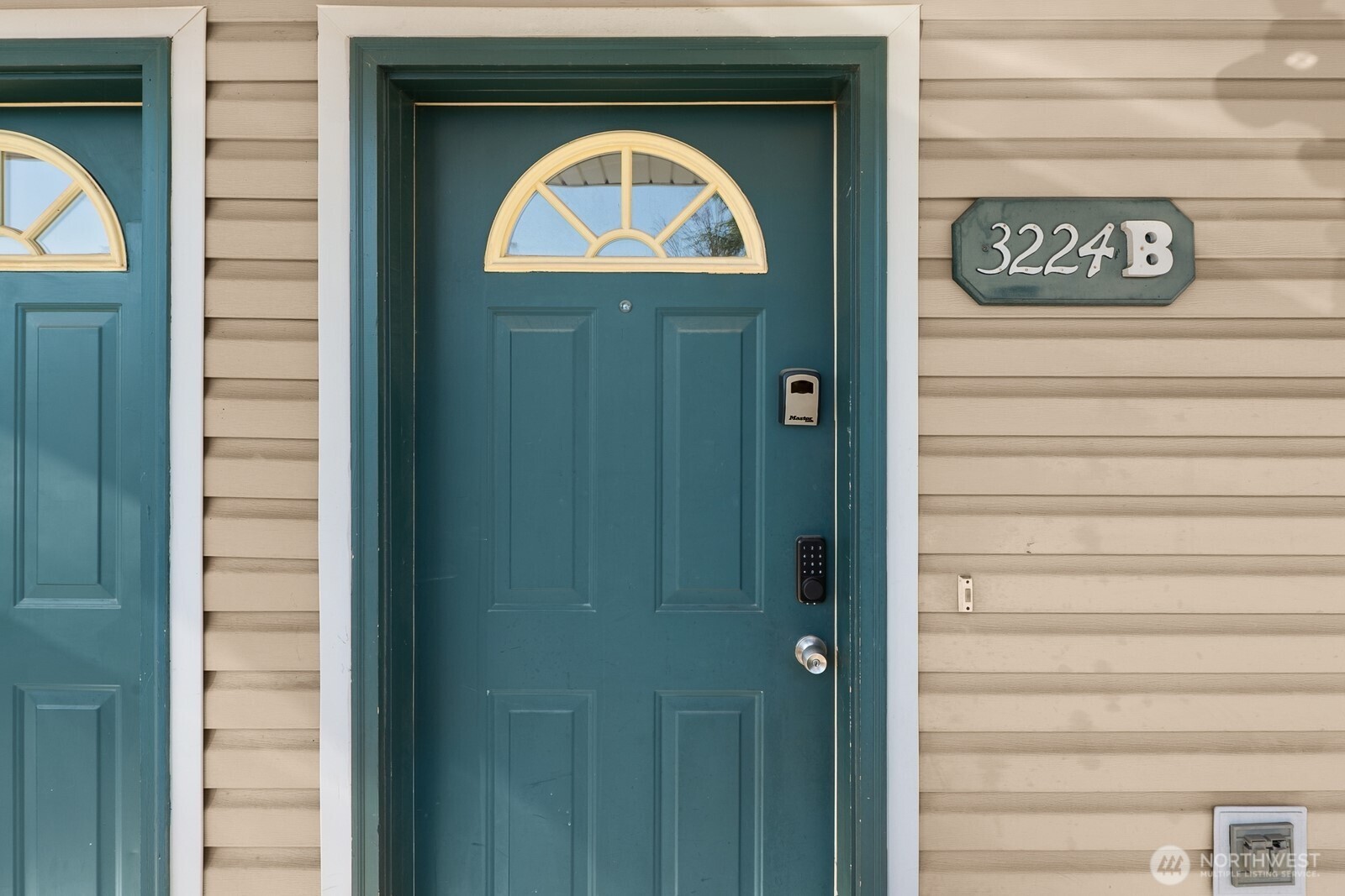 3224 21st Avenue West, Unit B Seattle, WA 98199 - Photo 2 of 17 a view of wooden door