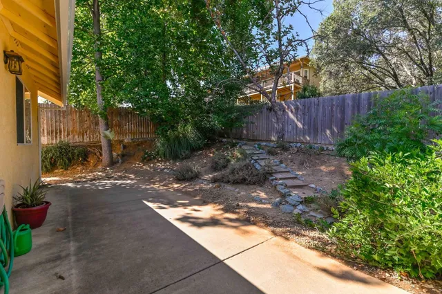 a view of house with pathway