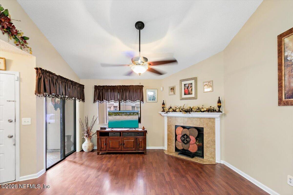 3801 Crown Point Road, Unit 1273 Jacksonville, FL 32257 - Photo 3 of 18 Living Room