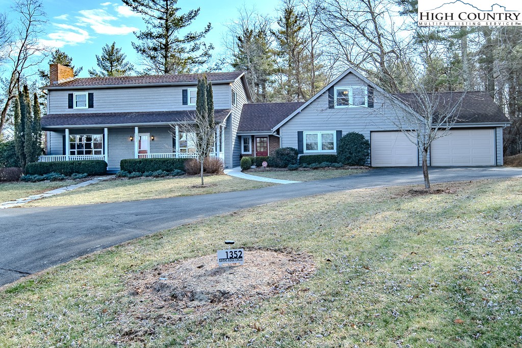 a view of a yard in front of a house
