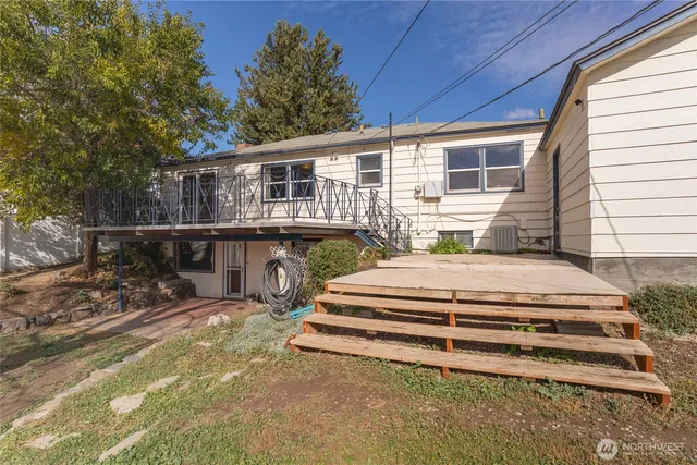 a view of backyard of house