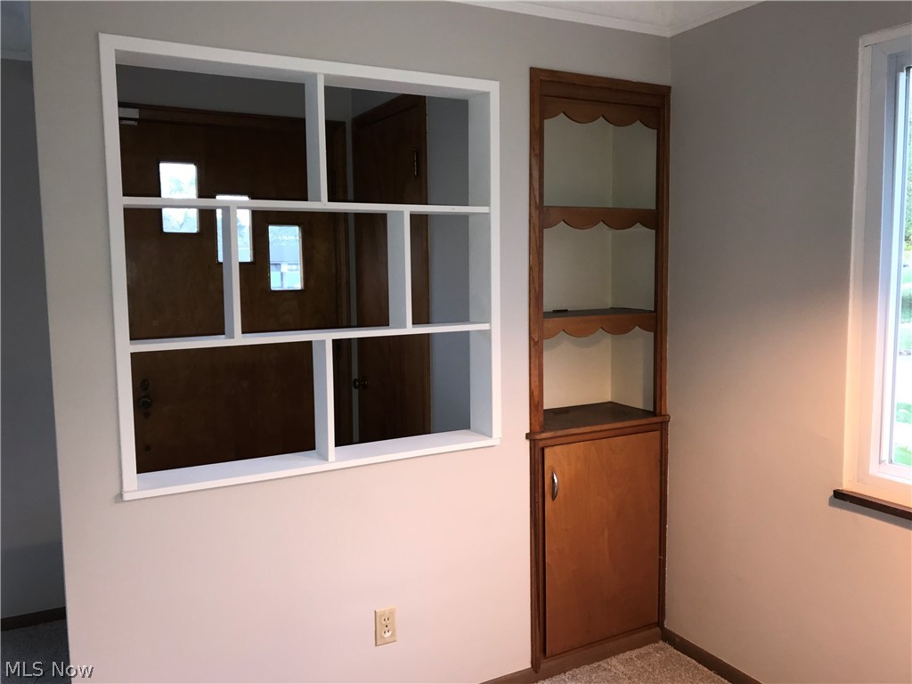 6564 Ridgewood Lakes Drive Parma, OH 44129 - Photo 11 of 33 Built-ins for decoration or storage