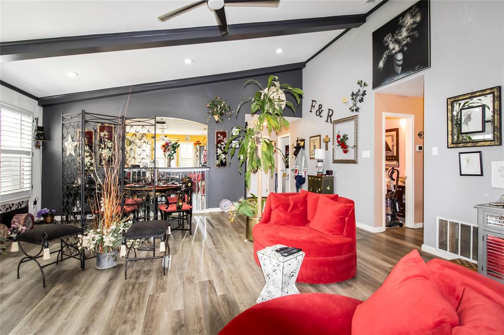 922 Hannah Way Dallas, TX 75253 - Photo 12 of 29 a living room with furniture and a potted plant