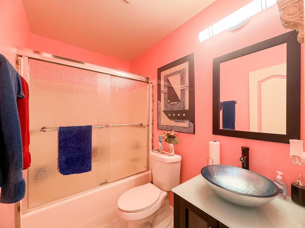 922 Hannah Way Dallas, TX 75253 - Photo 19 of 29 a bathroom with a toilet a sink and mirror