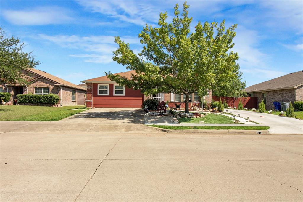 922 Hannah Way Dallas, TX 75253 - Photo 2 of 29 a front view of a house with a yard