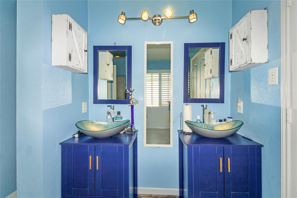 922 Hannah Way Dallas, TX 75253 - Photo 21 of 29 a bathroom with sink and a mirror