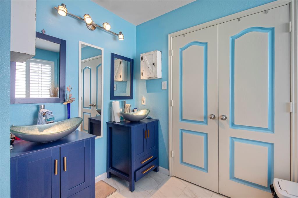 922 Hannah Way Dallas, TX 75253 - Photo 22 of 29 a bathroom with a sink a toilet and mirror