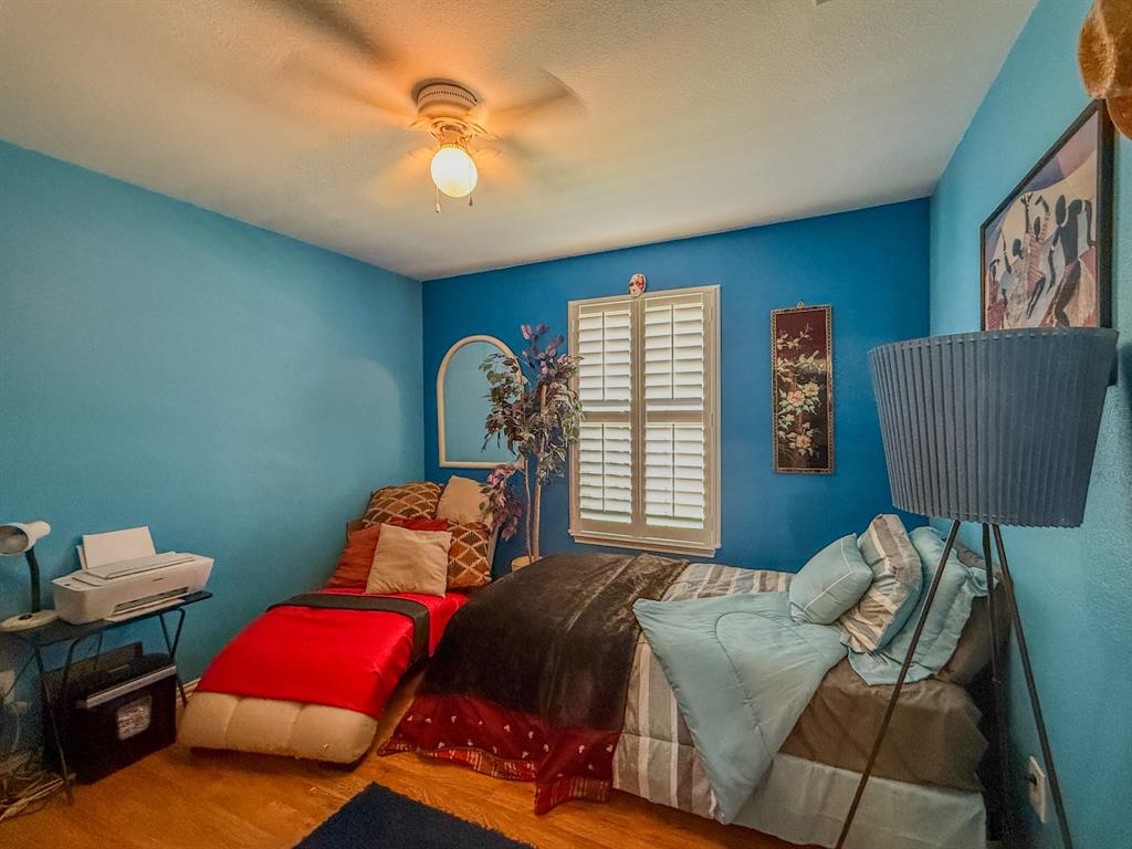 922 Hannah Way Dallas, TX 75253 - Photo 24 of 29 a bedroom with furniture and a window