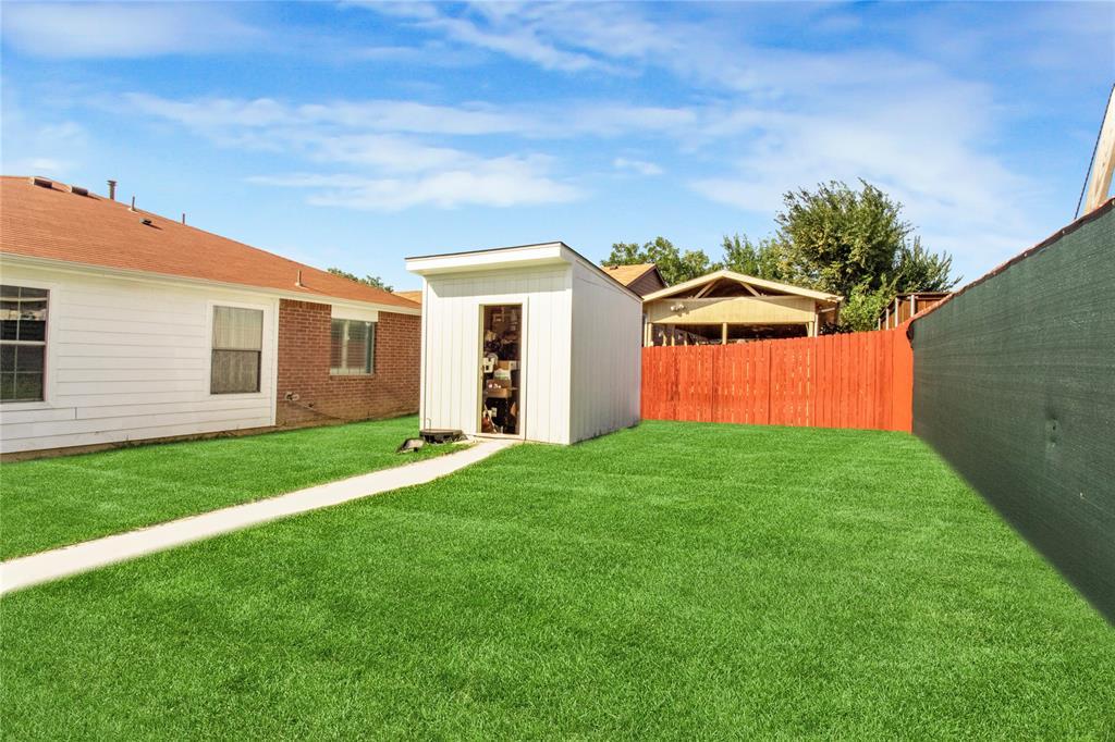 922 Hannah Way Dallas, TX 75253 - Photo 26 of 29 a front view of a house with a yard