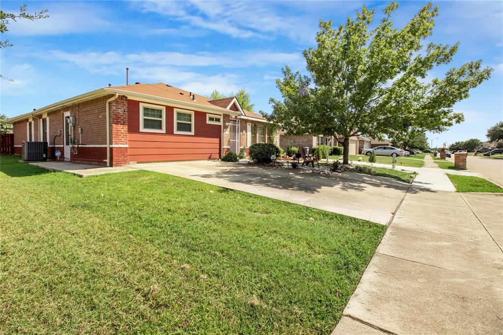 922 Hannah Way Dallas, TX 75253 - Photo 3 of 29 a front view of house with yard