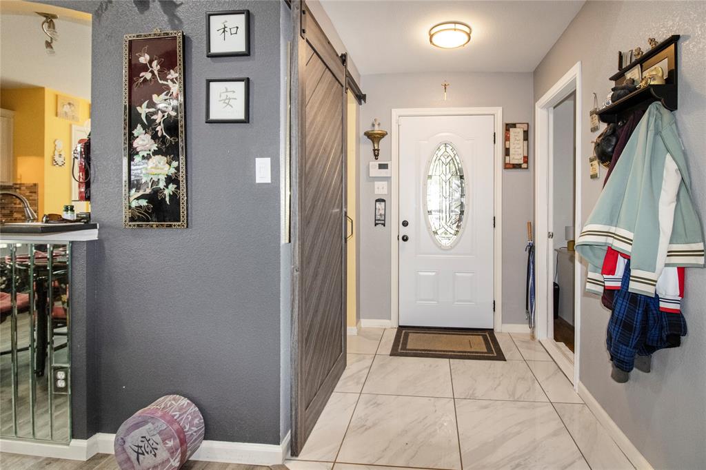 922 Hannah Way Dallas, TX 75253 - Photo 5 of 29 a view of an entryway with a livingroom