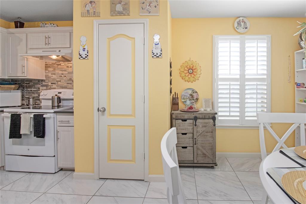 922 Hannah Way Dallas, TX 75253 - Photo 7 of 29 a bathroom with a tub sink and a mirror