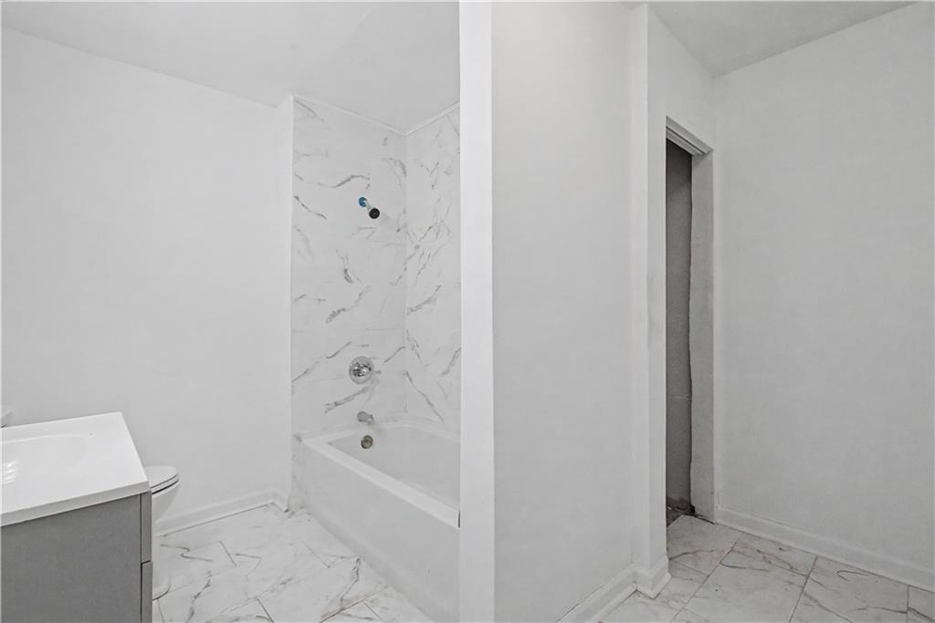 2835 Laguna Drive Decatur, GA 30032 - Photo 24 of 25 a bathroom with a bathtub