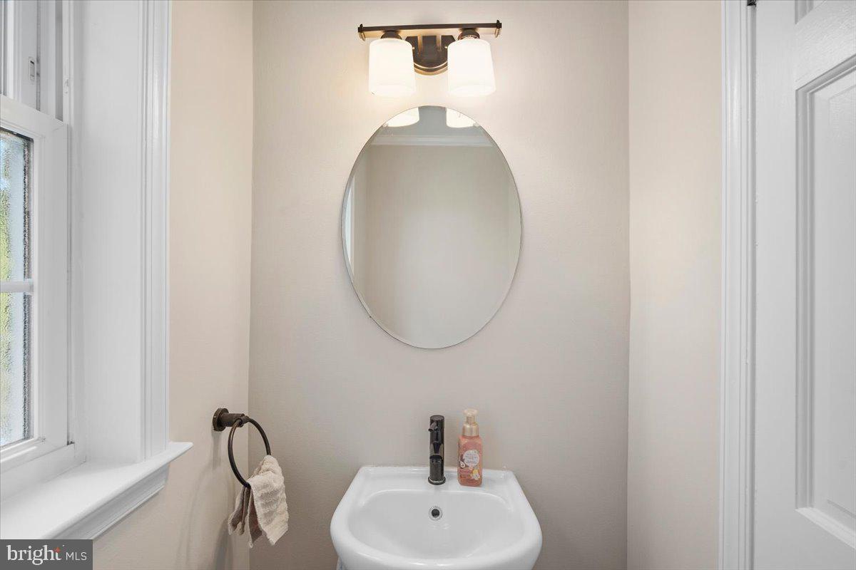 5902 Walton Road Bethesda, MD 20817 - Photo 19 of 63 Main level half bathroom