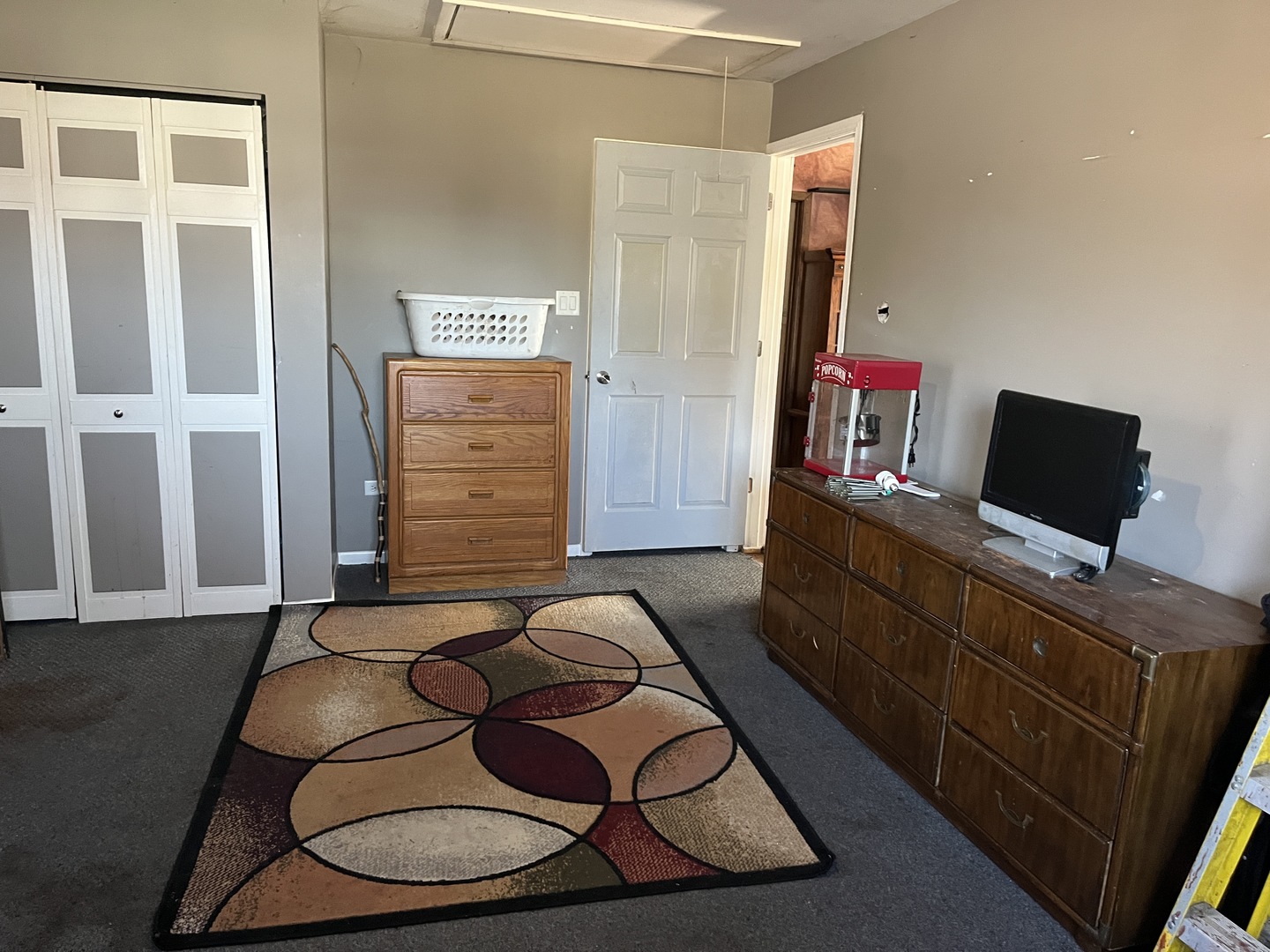 15213 Waverly Avenue Midlothian, IL 60445 - Photo 10 of 12 a room with furniture and flat screen tv