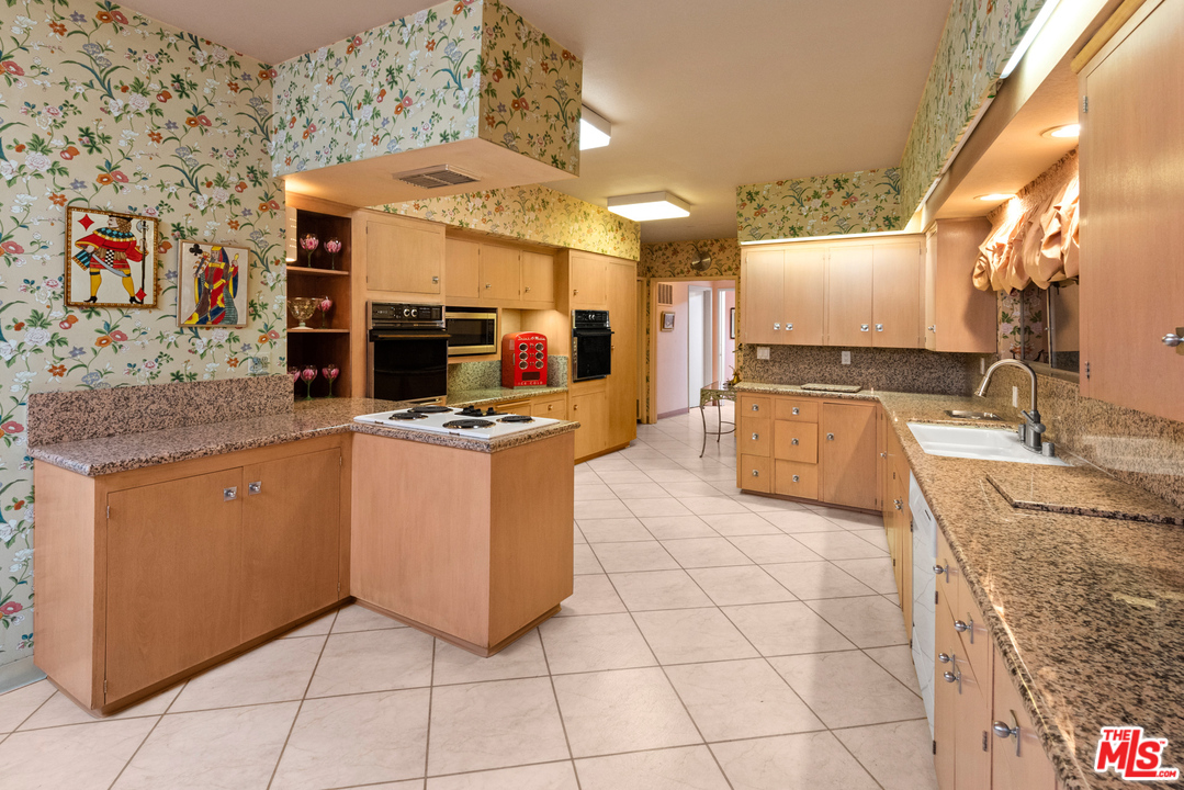 1111 Shadow Hill Way Beverly Hills, CA 90210 - Photo 9 of 14