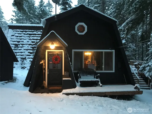 a view of a fireplace room