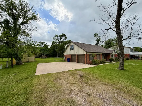 $215,000 | 114 Edgewater Street, Clute, TX 77531