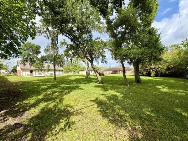 $215,000 | 114 Edgewater Street, Clute, TX 77531